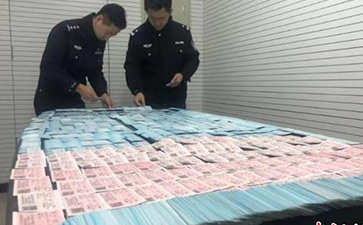 北京鐵警搗毀一制假窩點(diǎn)查獲假火車票2600余張(轉(zhuǎn)自中國新聞網(wǎng)) 北京鐵路警方8日通報(bào)稱,一個(gè)隱藏在出租房內(nèi)制作假火車票的窩點(diǎn)日前被警方端掉,當(dāng)場繳獲假火車票2600余張。 中新網(wǎng)北京12月8日電 (王海蛟)北京鐵路警方8日通報(bào)稱,一個(gè)隱藏在出租房內(nèi)制作假火車票的窩點(diǎn)日前被警方端掉,當(dāng)場繳獲假火車票2600余張。犯罪嫌疑人唐某已被北京鐵路警方刑事拘留。 據(jù)了解,為切實(shí)維護(hù)廣大旅客合法權(quán)益,嚴(yán)厲打擊涉票違法犯罪活動(dòng),確保2020年春運(yùn)鐵路治安秩序良好,公安部鐵路公安局從2019年12月1日起,在全國鐵路公安機(jī)關(guān)啟動(dòng)為期80天的打擊倒票“獵鷹-2020”戰(zhàn)役。 據(jù)北京鐵路公安處治安支隊(duì)相關(guān)負(fù)責(zé)人介紹,通過近一周的摸排調(diào)查工作,12月5日18時(shí)許,治安支隊(duì)在北京市豐臺(tái)區(qū)一平房內(nèi)查獲一處制作假火車票窩點(diǎn),當(dāng)場抓獲嫌疑人唐某。據(jù)唐某交代,他是通過在互聯(lián)網(wǎng)某網(wǎng)站發(fā)布消息進(jìn)行招攬,然后再根據(jù)客戶要求制作販賣用于報(bào)銷的假火車票,每張收費(fèi)25元至35元不等。隨后,民警又在出租房內(nèi)查獲制假工具,以及制作的半成品假火車票2500余張、已經(jīng)制作完成的假火車票130張。目前,該嫌疑人因涉嫌偽造有價(jià)票證罪,已被北京鐵路警方刑事拘留。 據(jù)悉,在“獵鷹-2020”戰(zhàn)役中,北京鐵路警方抽調(diào)專門警力組建“獵鷹小分隊(duì)”,部署警力加大利用互聯(lián)網(wǎng)進(jìn)行倒賣火車票、以及利用他人身份信息囤積車票等不法行為,全方位擠壓涉票違法犯罪活動(dòng)空間。(完)